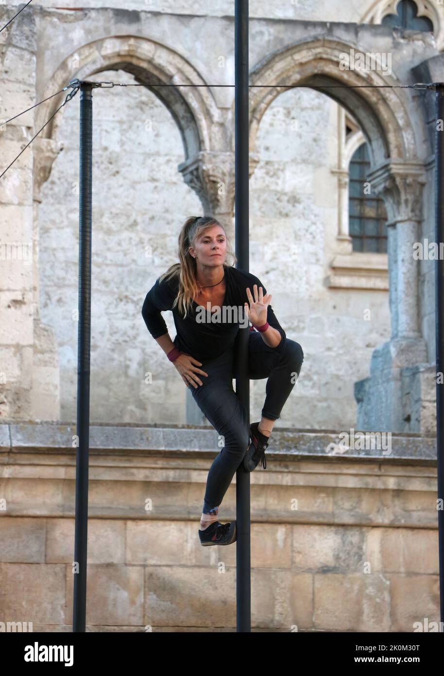 Evento pubblico gratuito in Plaza Rey San Fernando vicino alla Cattedrale di Burgos Castiglia e Leon Spagna con acrobati cinesi pole del Cirque Entre Nous Foto Stock