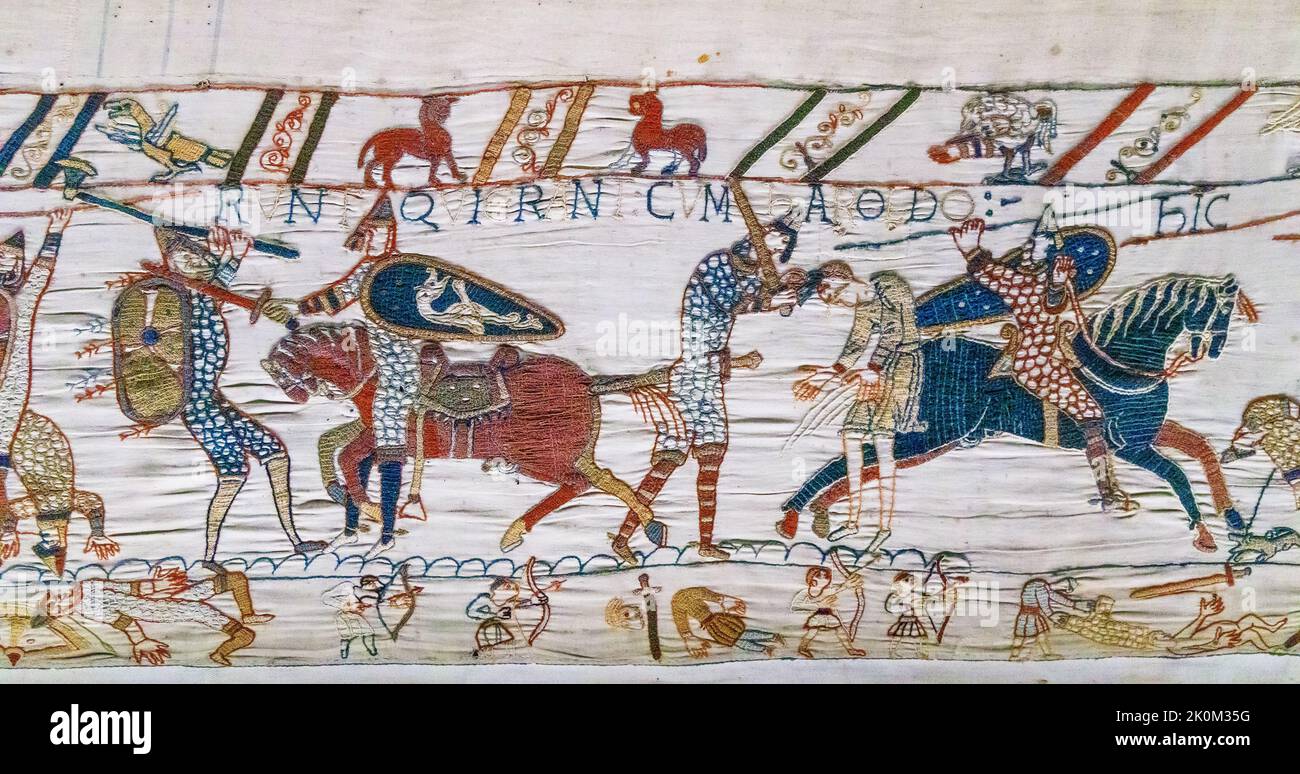 Bayeux, Normandia nella Francia nordoccidentale. Una scena dal Bayeux Arazzo. Foto Stock