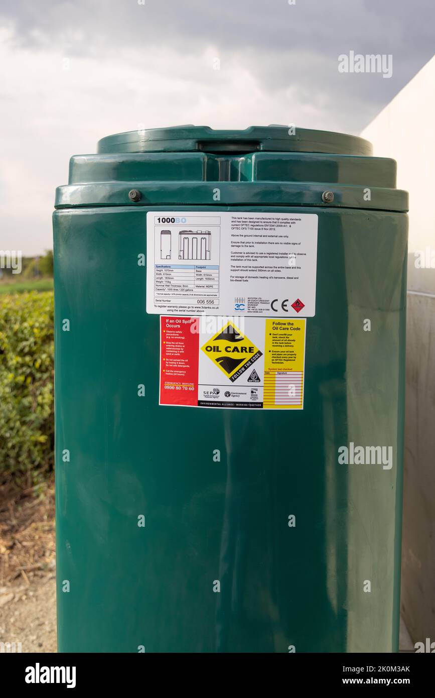 Primo piano delle etichette di sicurezza su un serbatoio dell'olio di riscaldamento domestico di nuova installazione. REGNO UNITO Foto Stock