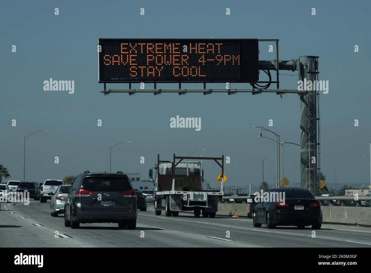 Un avviso di calore meteorologico su una bacheca di Caltrans con le parole "calore estremo. Risparmia energia 4-9 p.m. Stay Cool." Sulla superstrada Interstate 10, venerdì 2 settembre 2022, a Los Angeles. Foto Stock