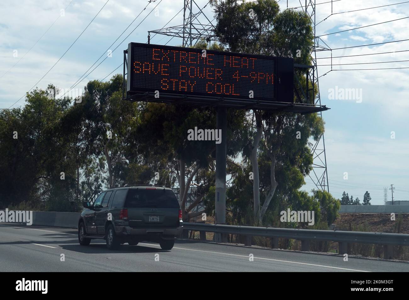 Un avviso di calore meteorologico su una bacheca di Caltrans con le parole "calore estremo. Risparmia energia 4-9 p.m. Stay Cool." Sulla superstrada Interstate 7, domenica 4 settembre 2022, a South Gate, calib. Foto Stock