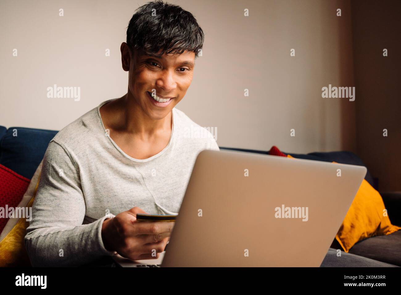 Uomo asiatico che effettua pagamenti con carta di credito Foto Stock
