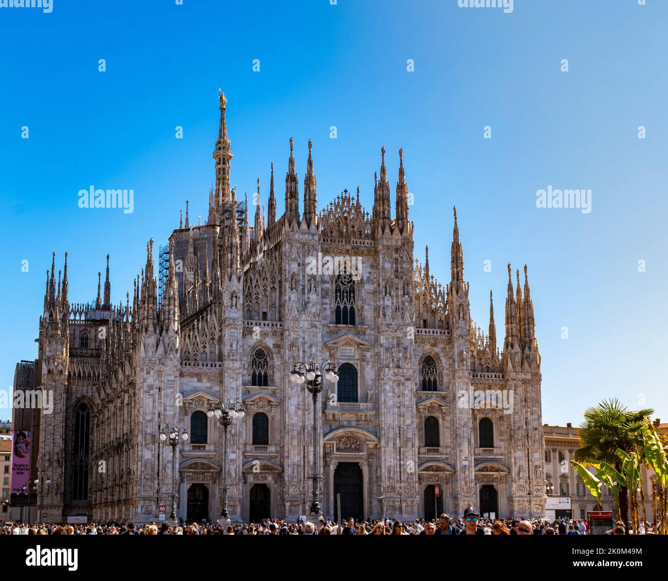 La facciata frontale del Duomo gotico di Milano Foto Stock