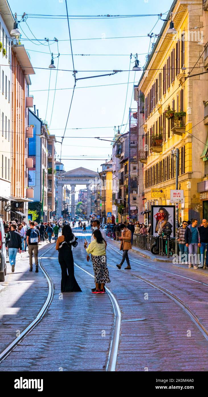 Arco della porta Ticinese. via milano con auto, moto e tram in movimento. Foto Stock