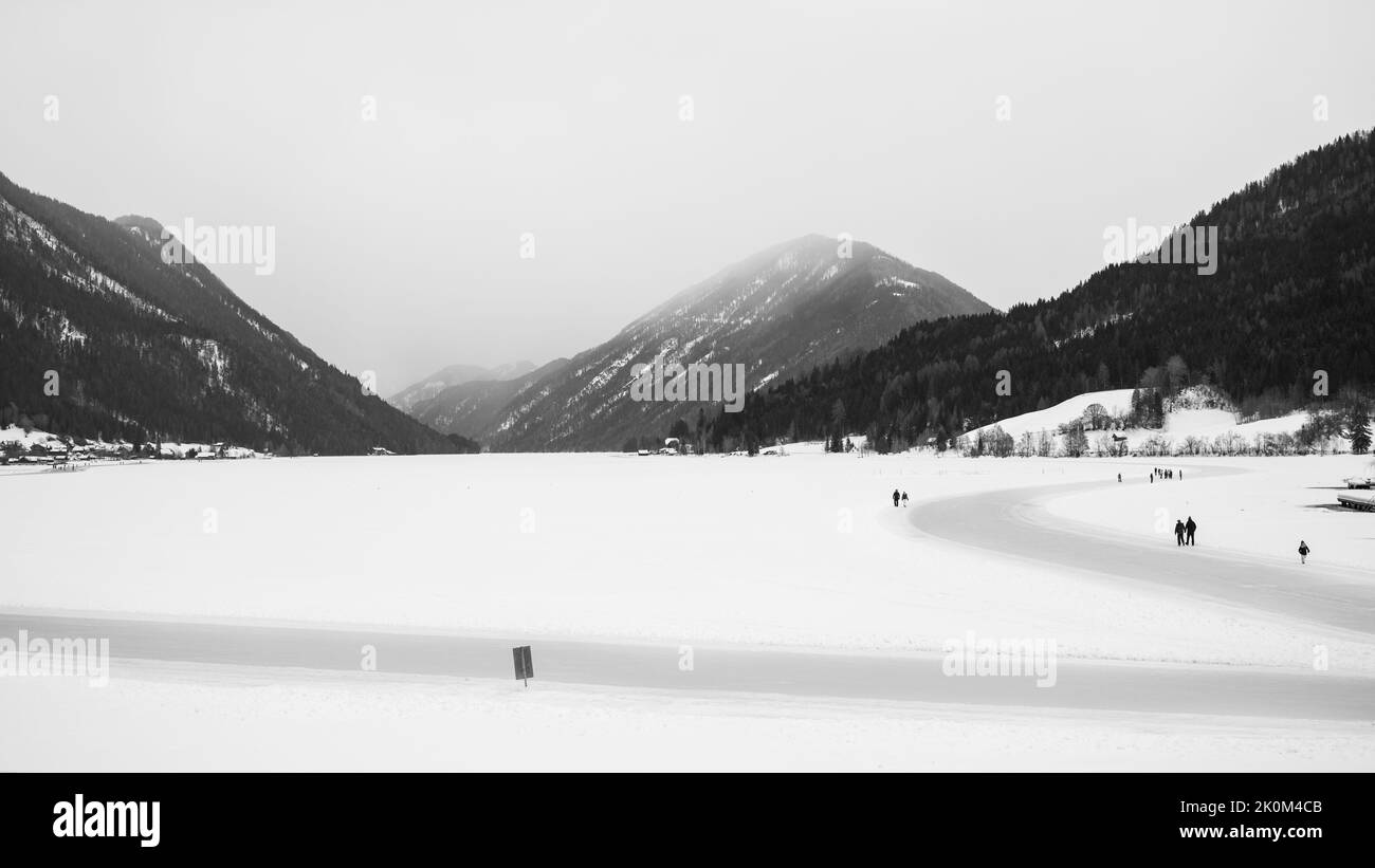Weissensee, Austria - Febbraio, 7 2022: Lago Weissensee (Austria) in una fredda giornata nuvolosa in inverno Foto Stock