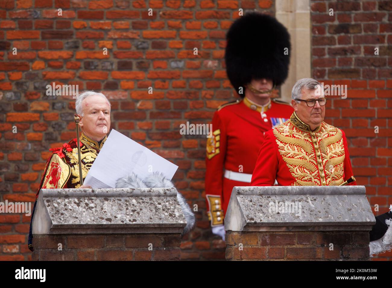 David Vines White, Garter King of Arms legge la proclamazione principale, dal balcone che si affaccia sulla Corte dei Frati dopo il consiglio di adesione come Re Foto Stock