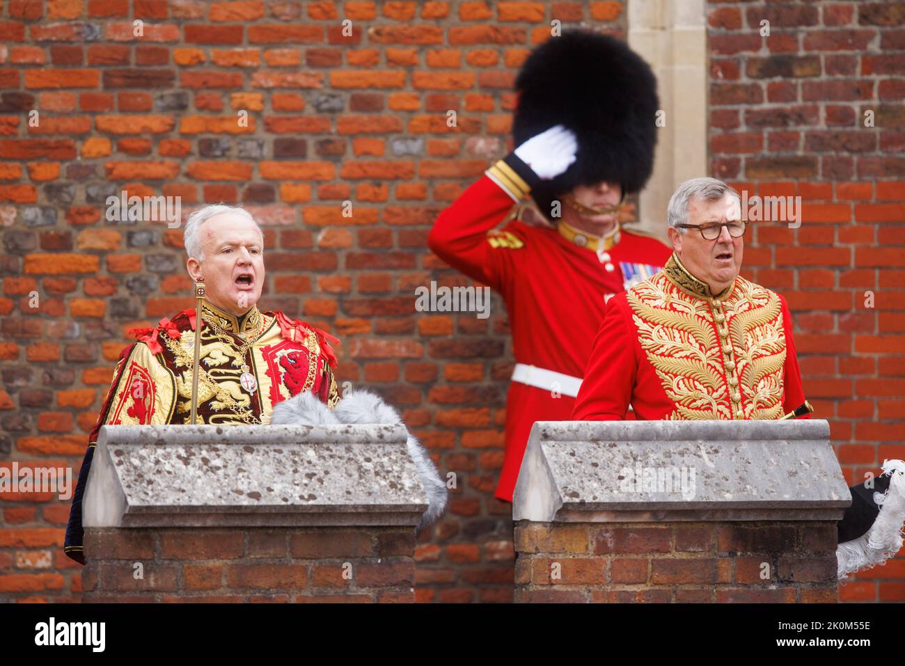 David Vines White, Garter King of Arms legge la proclamazione principale, dal balcone che si affaccia sulla Corte dei Frati dopo il consiglio di adesione come Re Foto Stock