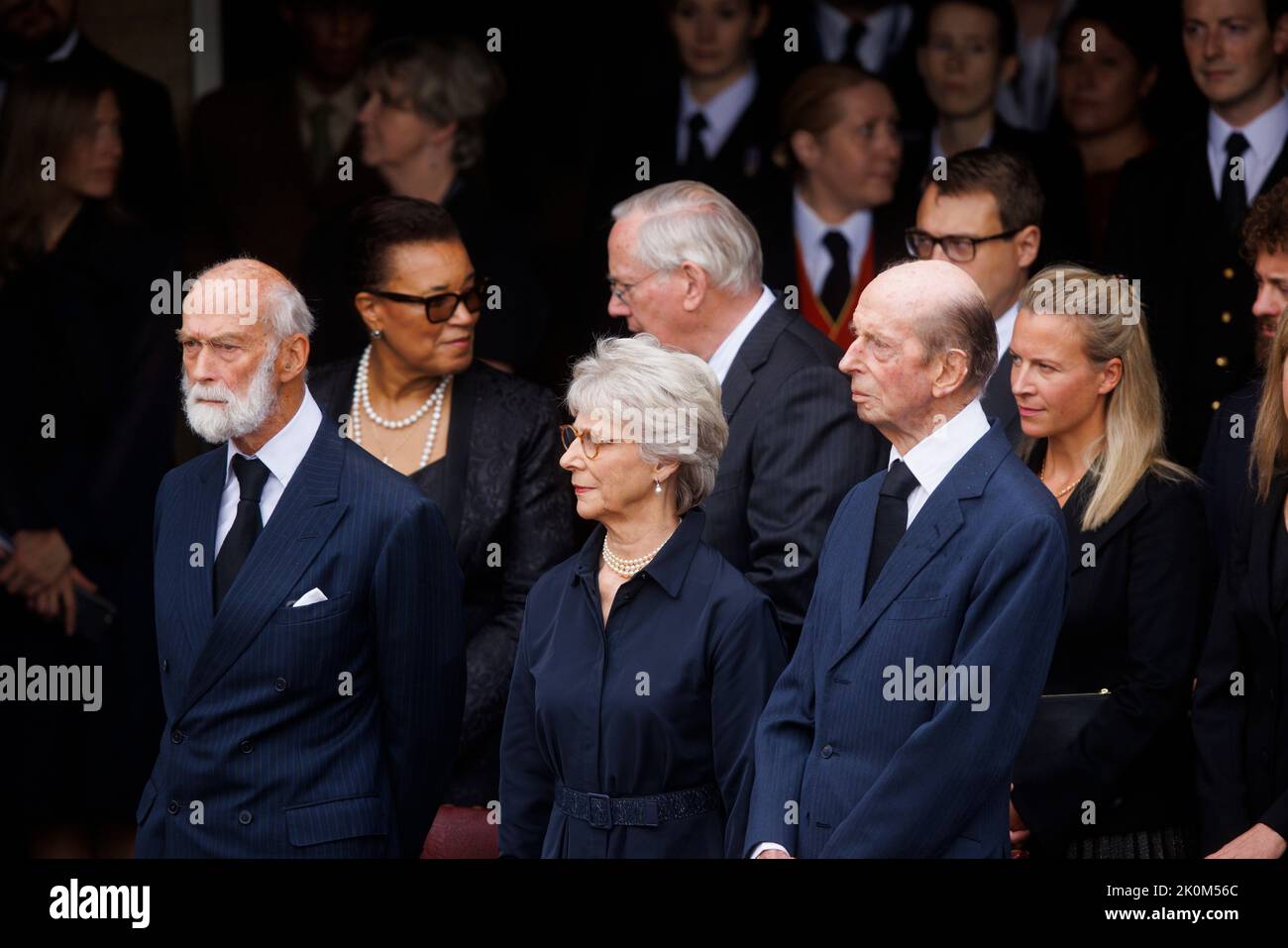 Il Principe Michele del Kent, Birgitte, la Duchessa di Gloucester e il Principe Edoardo, Duca del Kent stanno insieme mentre il proclama principale è letto dal Foto Stock