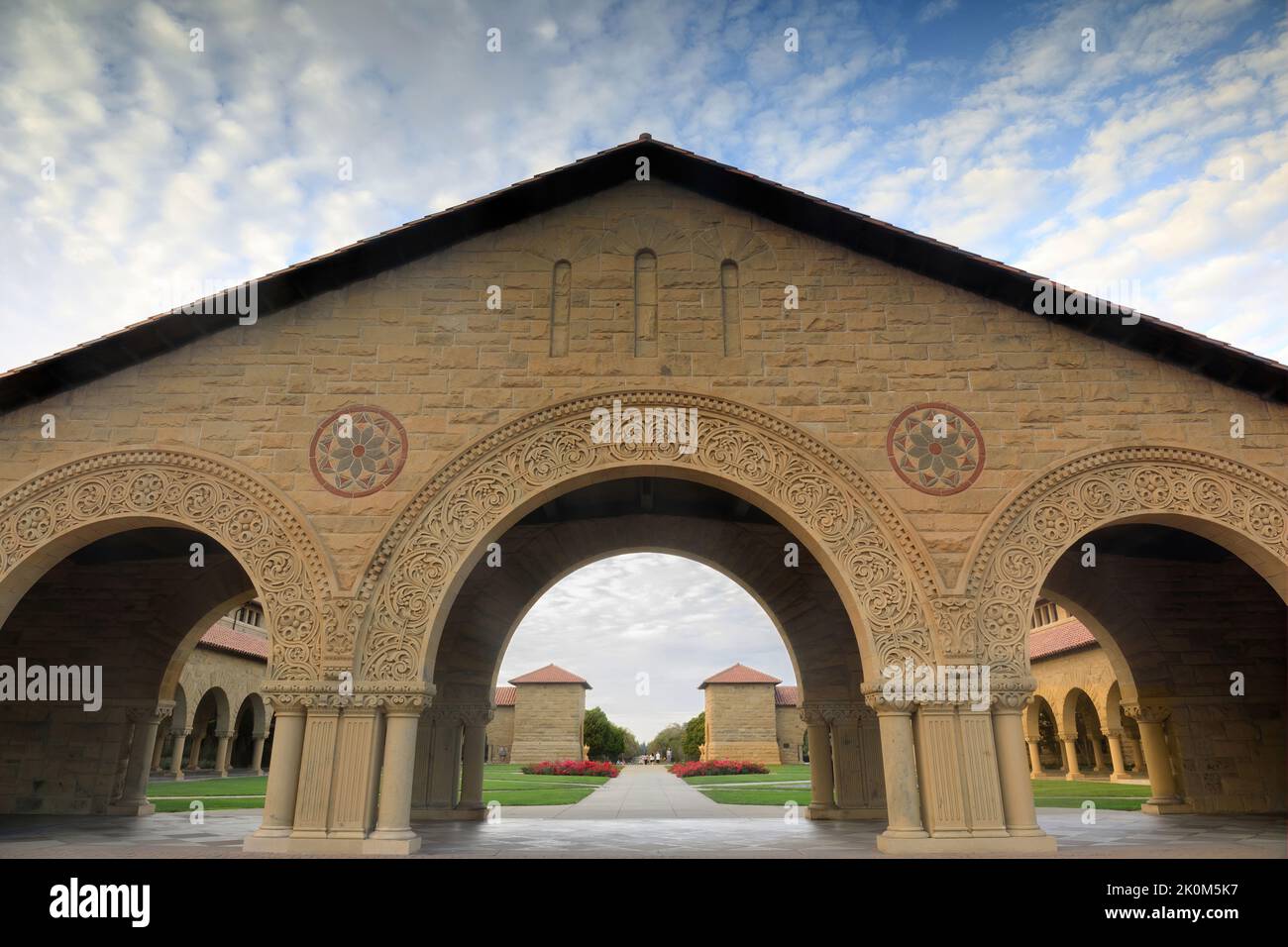 Ingresso del Memorial Court nel Main Quad della Stanford University in cielo nuvoloso blu Foto Stock