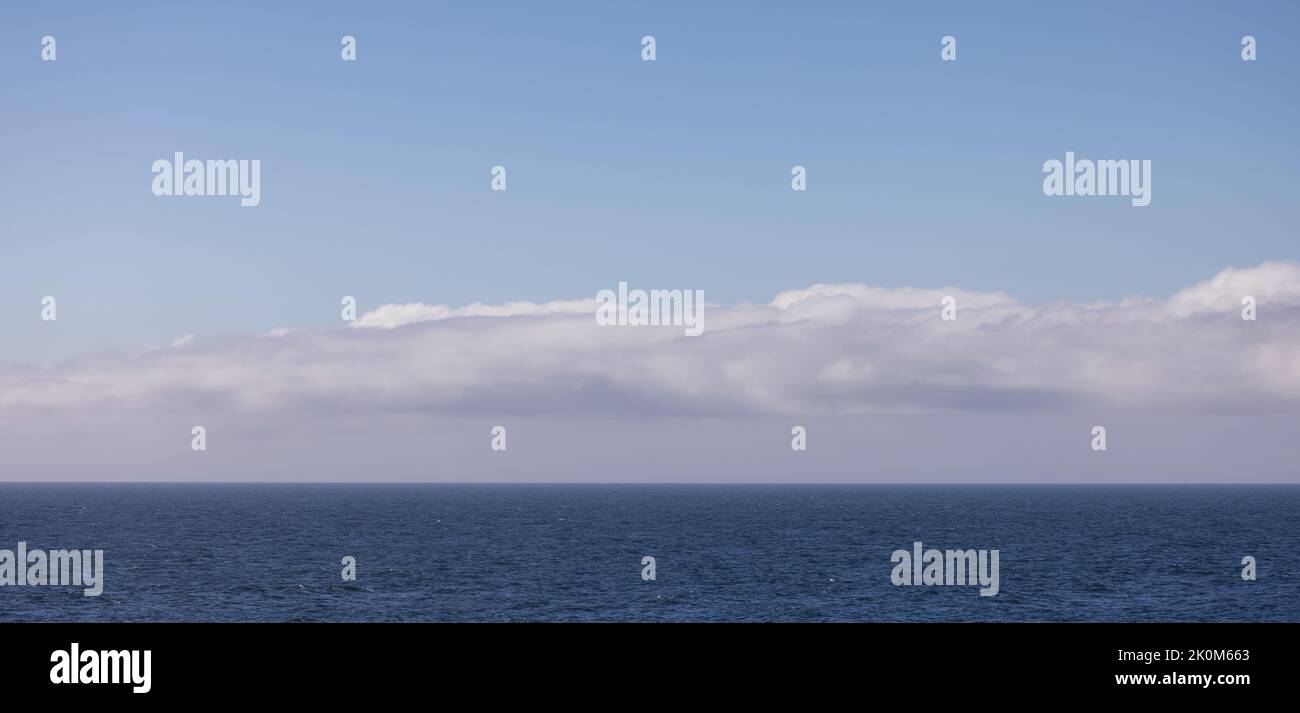 Paesaggio nuvolato sull'Oceano Pacifico sulla costa occidentale del Canada Foto Stock