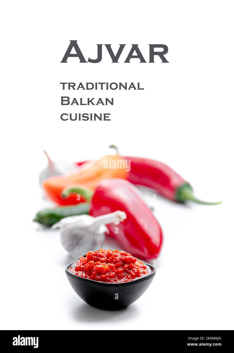 Ajvar è un antipasto di cucina balcanica. Caviale vegetale con pepe rosso e aglio Foto Stock