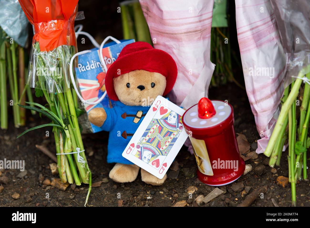 L'Orso di Paddington si è piazzato con la Regina dei cuori che gioca a carte e fiori dopo la morte della Regina Elisabetta II Foto Stock