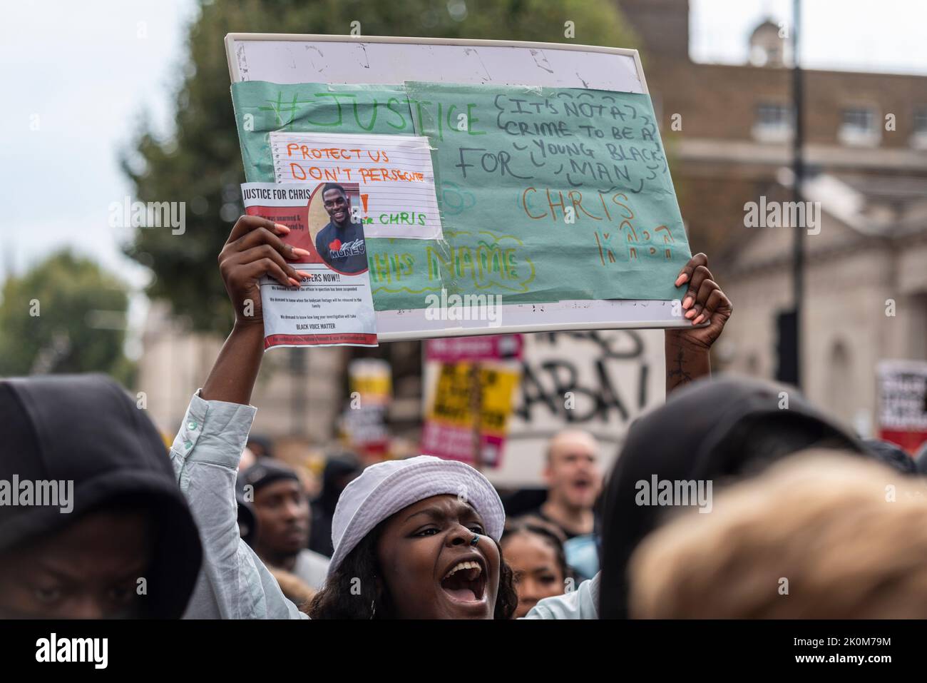 Le vite nere sono una protesta che ha luogo a Whitehall, sotto la spinta della polizia che spara Chris Kaba, una vittima disarmata. I manifestanti di BLM urlano Foto Stock