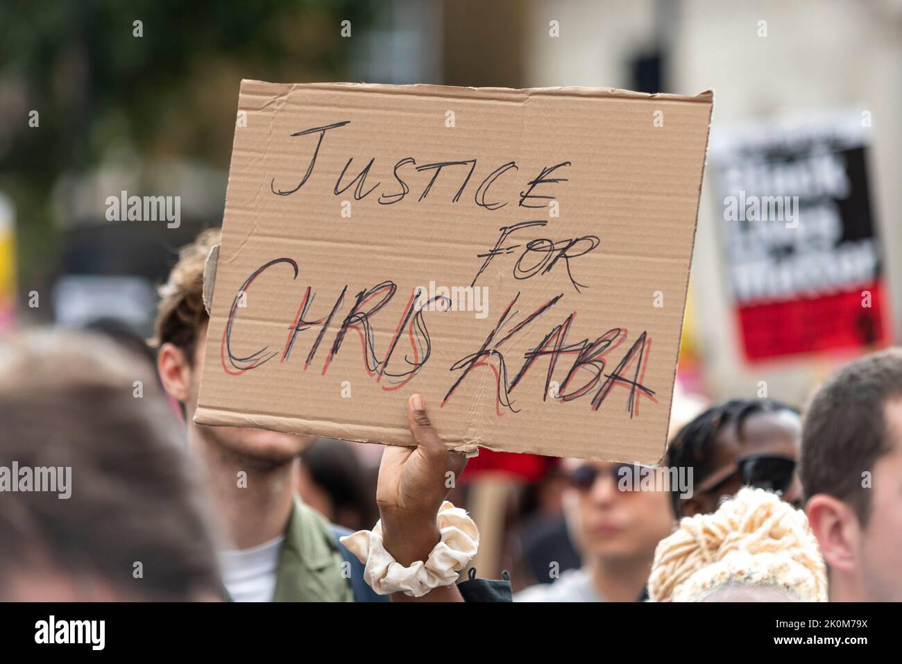 Le vite nere sono una protesta che ha luogo a Whitehall, sotto la spinta della polizia che spara Chris Kaba, una vittima disarmata. Manifestanti BLM. Targhetta Foto Stock