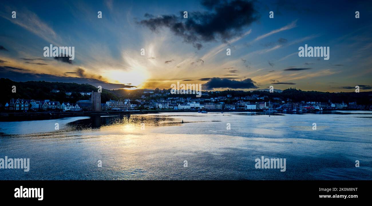 Partenza in barca a vela da Oban, Scozia all'alba in una mattinata estiva Foto Stock