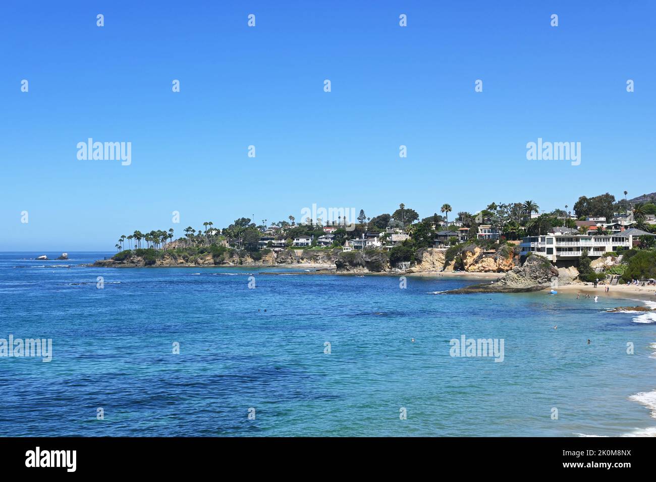 Si affaccia su Fishermans Cove, Shaws Cove e Divers Cove verso Twin Point a Laguna Beach, California. Foto Stock