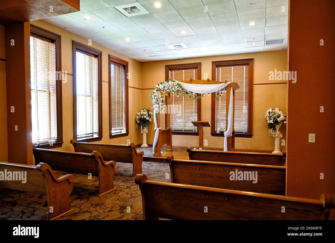 SANTA ANA, CALIFORNIA - 22 AGOSTO 2022: Cappella nuziale nel tribunale della contea di Orange. Foto Stock