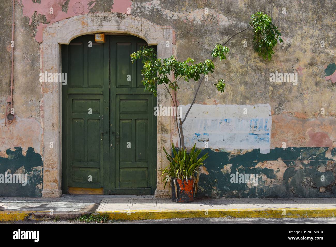 Facciata decaduta, centro storico di Merida, Messico Foto Stock