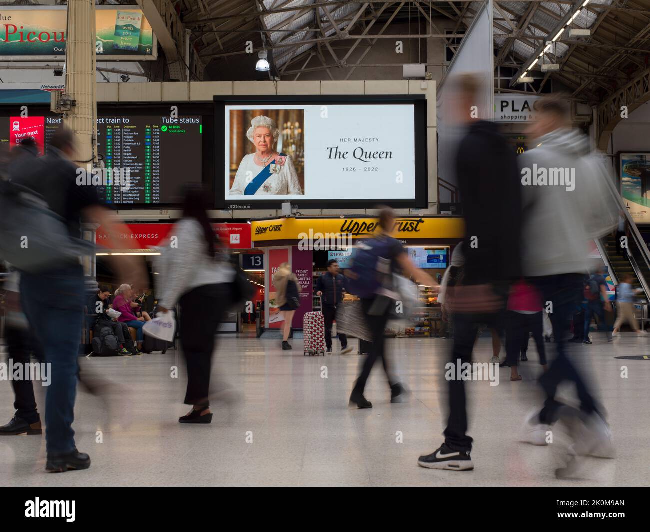 Londra, Regno Unito, 9th settembre 2022, Shot of Queen Elizabeth II tributo alla stazione ferroviaria di Victoria Foto Stock