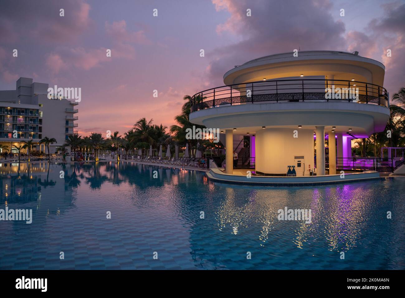 Varadero, Cuba - 22 2022 luglio: Bella vista della piscina swim up bar presso il Melia International resort hotel a cinque stelle a Varadero, Cuba. Foto Stock