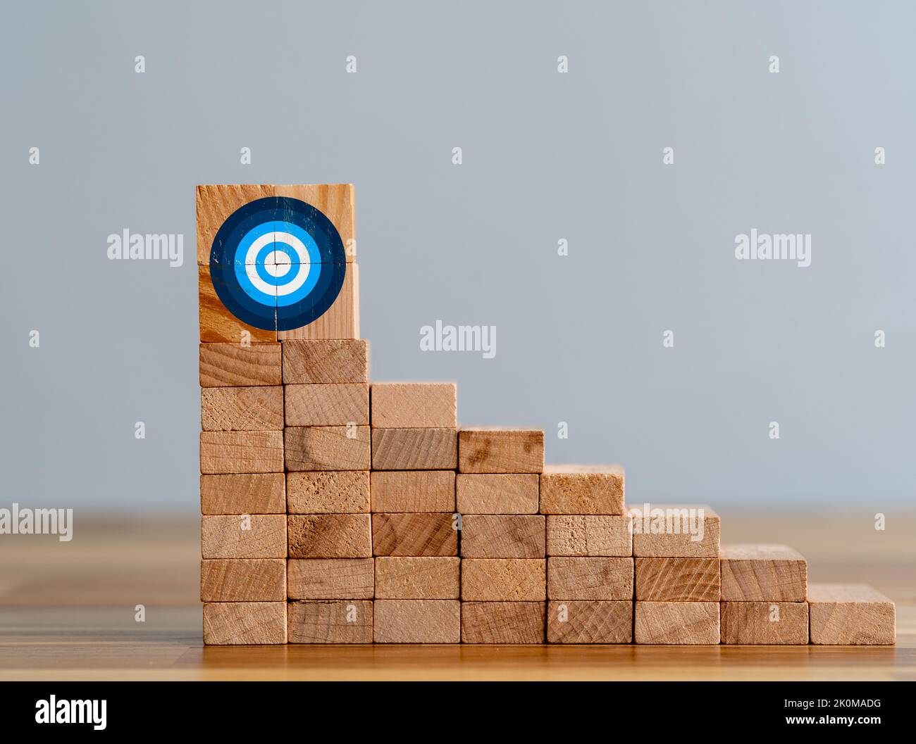 Close up foto della scala fatta di blocchi di legno e il cartello bersaglio sulla cima come simbolo di arrampicata o di lavoro duro per obiettivi e bersagli. Foto Stock