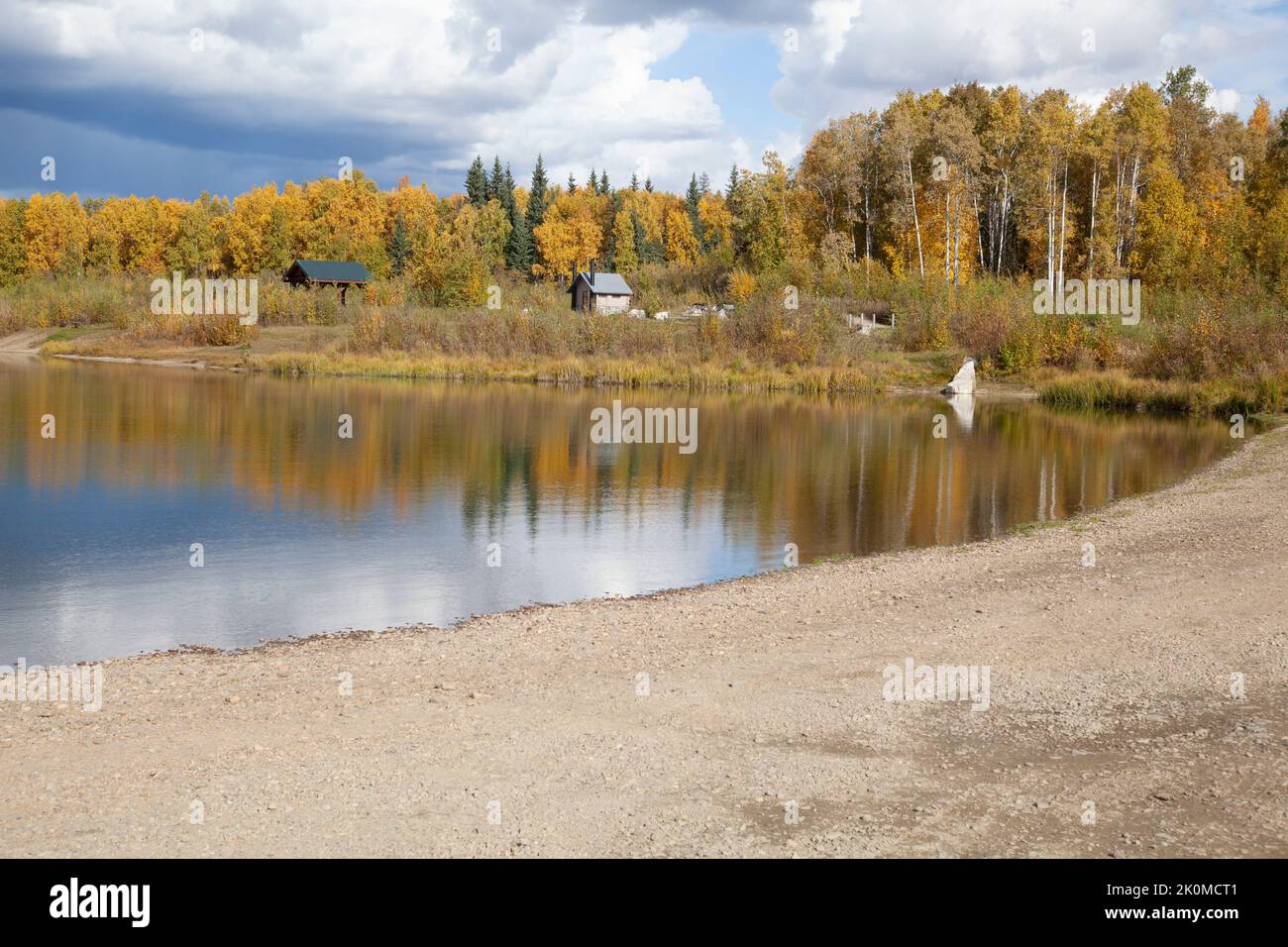 Il bellissimo paesaggio autunnale con un lago e alberi colorati sulla riva. Foto Stock