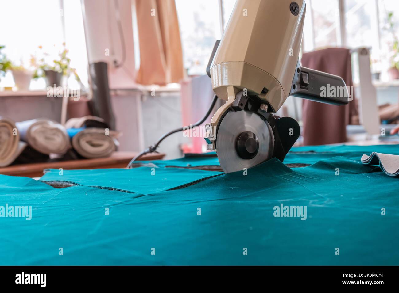 Coltello da taglio a disco per il taglio del tessuto nell'officina di cucitura Foto Stock