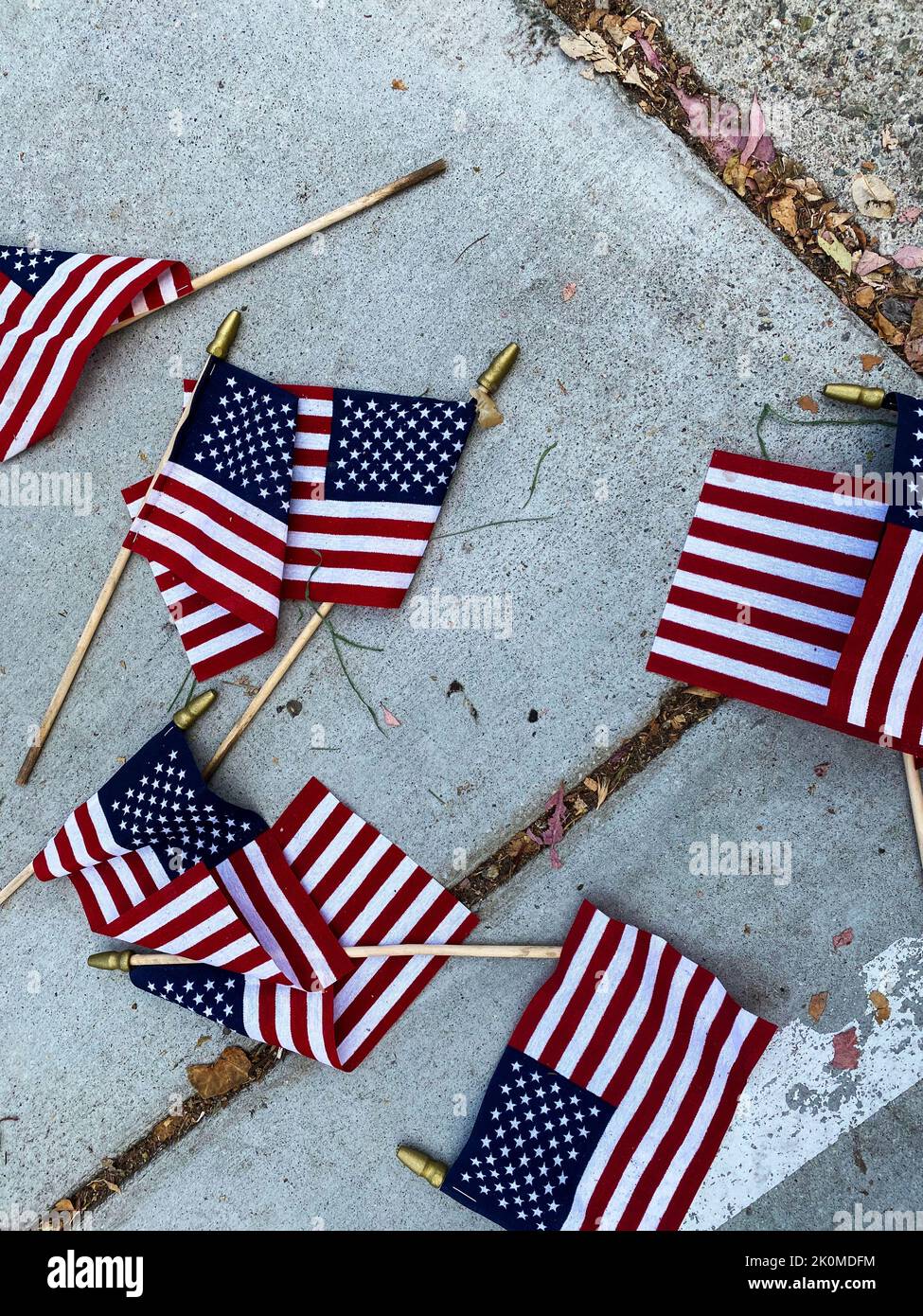 Bandiere americane sul terreno dopo una celebrazione Foto Stock