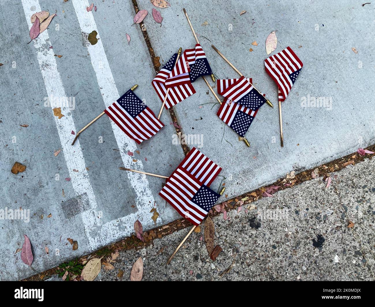 Bandiere americane sul terreno dopo una celebrazione Foto Stock