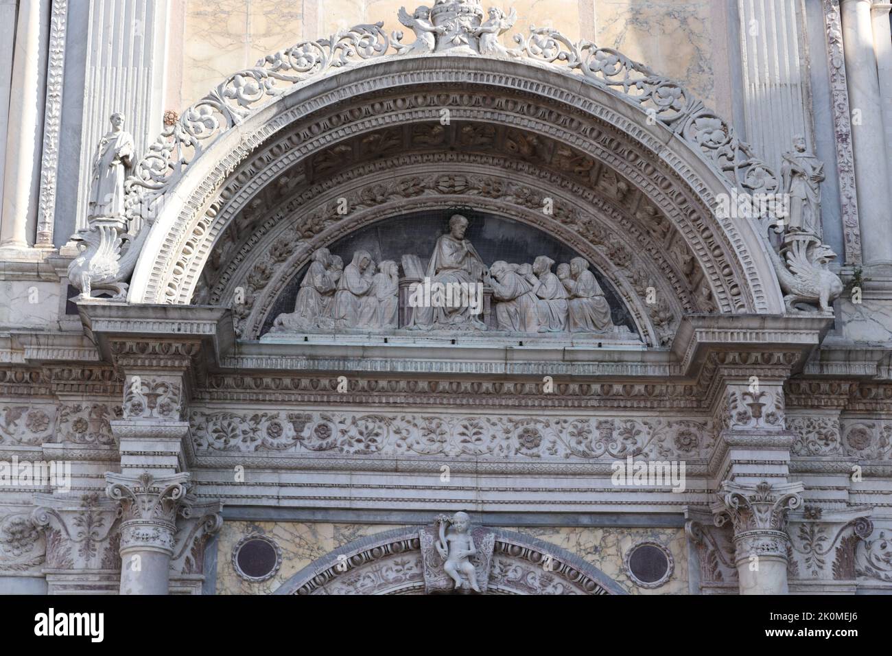 Particolare architettonico della Grande Scuola di San Marco, situata nel centro storico di Venezia Foto Stock