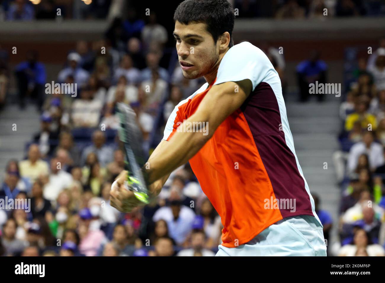 NEW YORK, NY - Settembre 11: Carlos Alcaraz di Spagna in azione contro Casper Rudd di Norvegia durante la finale maschile degli US Open all'USTA Billie Jean King National Tennis Center il 11 settembre 2022 a New York City. A;caraz ha vinto la partita in quattro set per catturare il suo primo titolo di gran schiaffo. ( Credit: Adam Stoltman/Alamy Live News Foto Stock