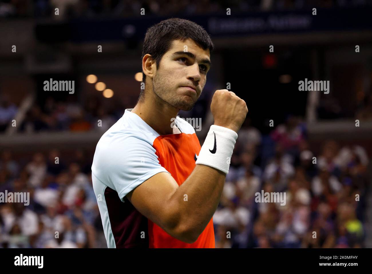 NEW YORK, NY - Settembre 11: Carlos Alcaraz di Spagna in azione contro Casper Rudd di Norvegia durante la finale maschile degli US Open all'USTA Billie Jean King National Tennis Center il 11 settembre 2022 a New York City. A;caraz ha vinto la partita in quattro set per catturare il suo primo titolo di gran schiaffo. ( Credit: Adam Stoltman/Alamy Live News Foto Stock