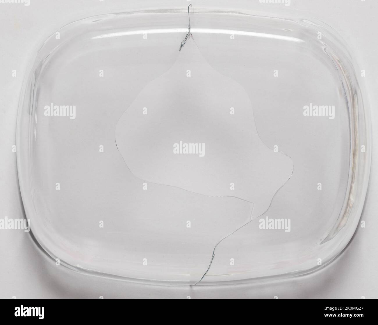 Buco sul fondo del piatto di vetro isolato su sfondo bianco studio Foto Stock