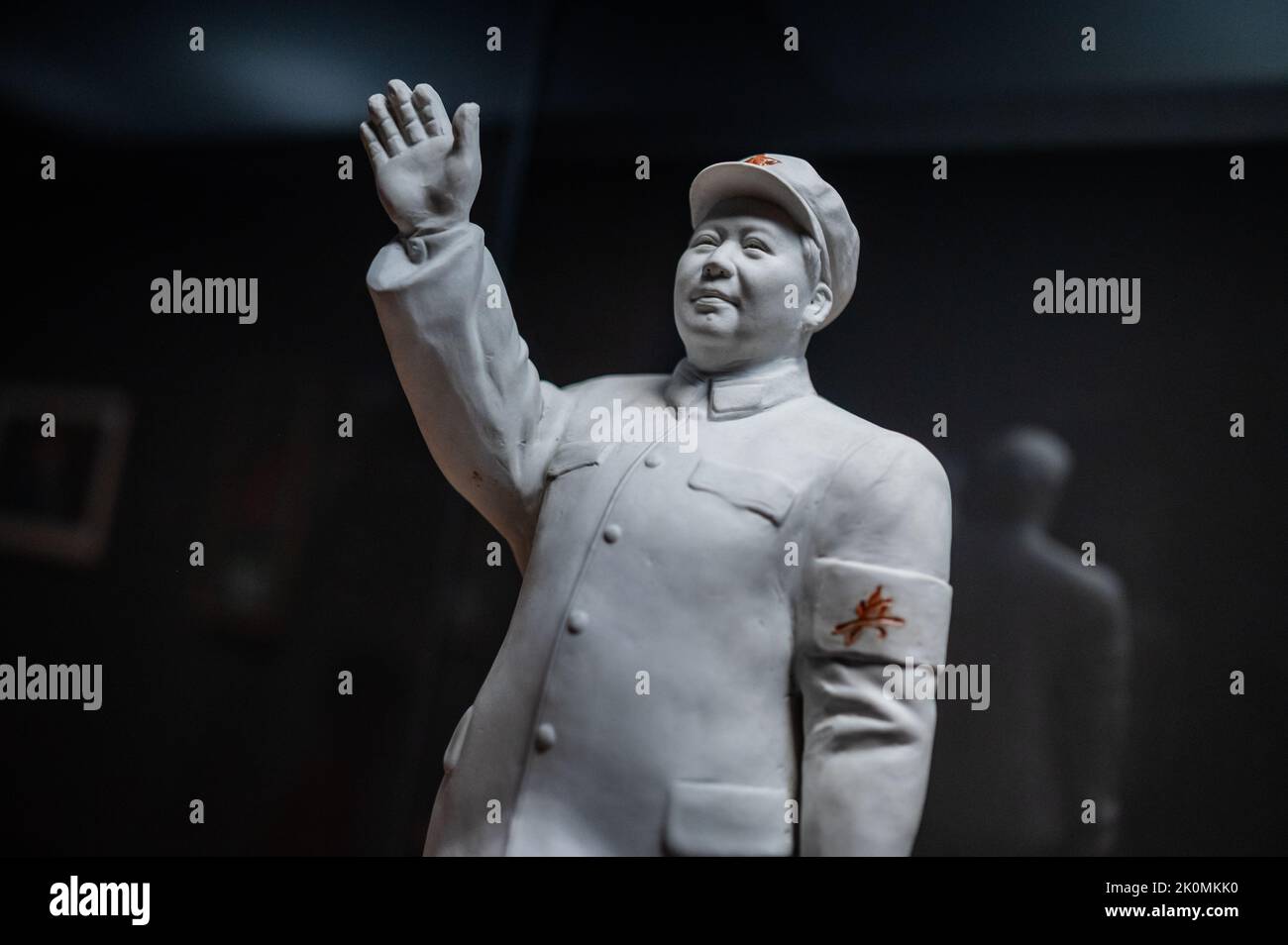 Il grande leader: Statua di Mao Zedong, Cina, porcellana. Mostra 'The Human Image' al Caixa Forum in collaborazione con il British Museum, Zara Foto Stock