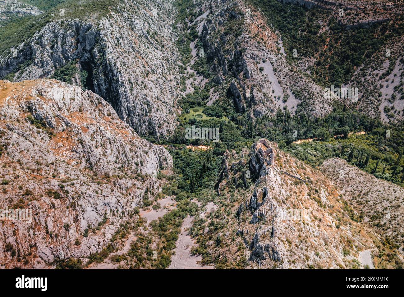 Cikola river canyon e fortezza Kljucica rovine vista entroterra, Dalmazia, Croazia Foto Stock