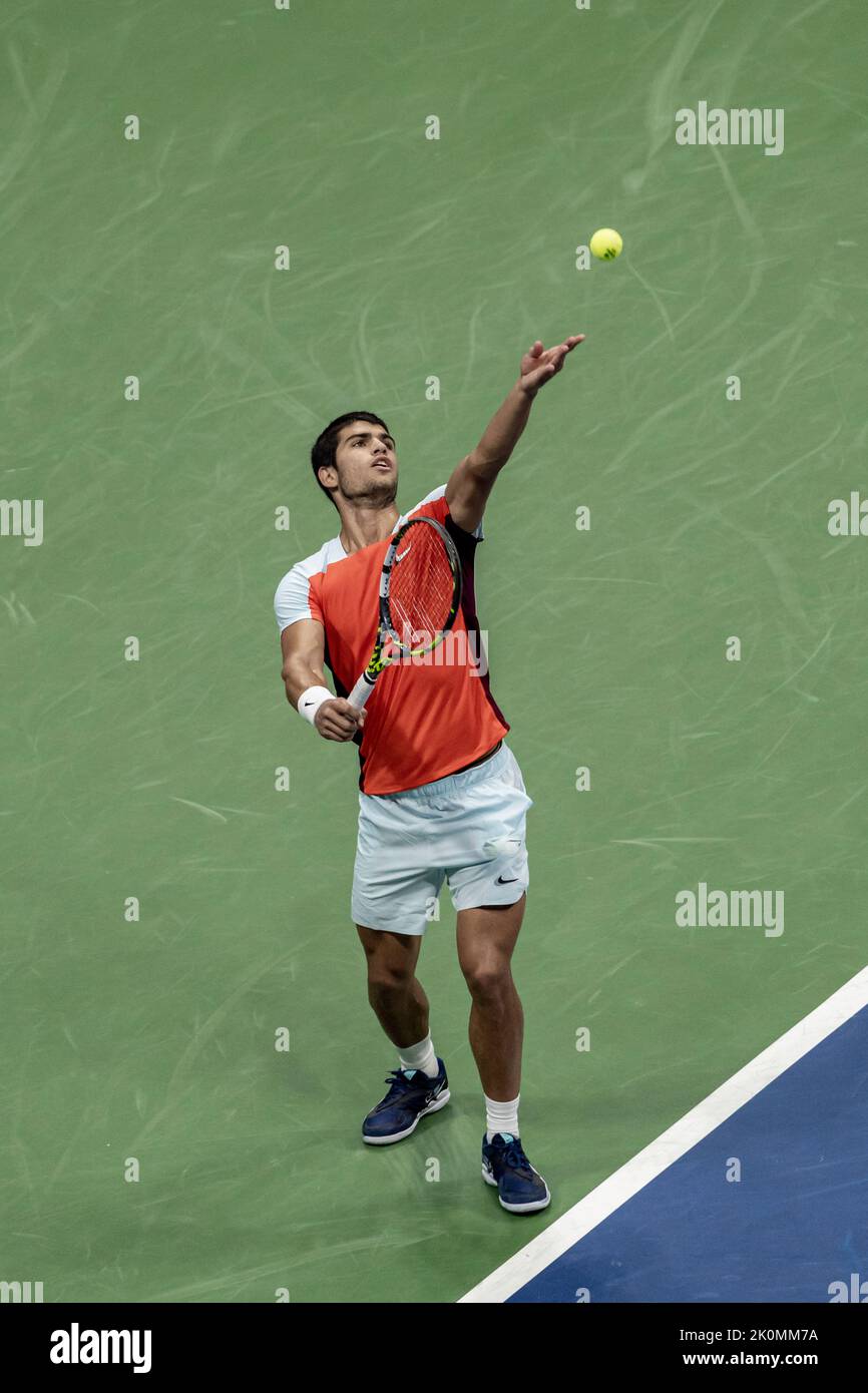 Carlos Alcaraz (ESP) vincitore, in gara nella finale maschile al 2022 US Open. Foto Stock