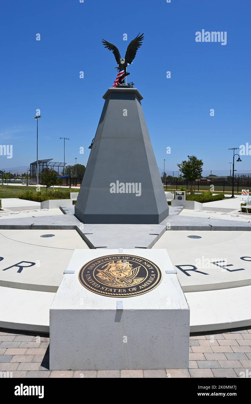 TUSTIN, CALIFORNIA - 9 Giugno 2022: Memorial al Veterans Sports Park al Tustin Legacy, con l'emblema della Marina in primo piano. Foto Stock