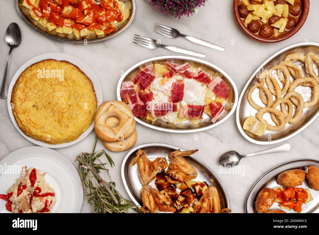 Ricette di piatti spagnoli e tapas con crocchette di vari sapori, insalata con ventresca, calamari andalusi, frittata di patate, patate madrileniane b Foto Stock