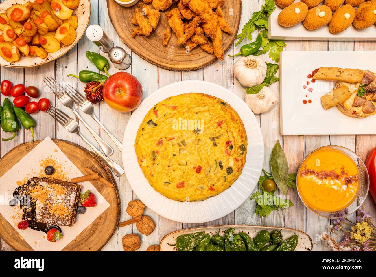 Ricette di piatti tipici spagnoli e tapas con frittata di patate con verdure, peperoni padrón fritti, salmorejo Cordovan, patate Madirleñas bravas Foto Stock