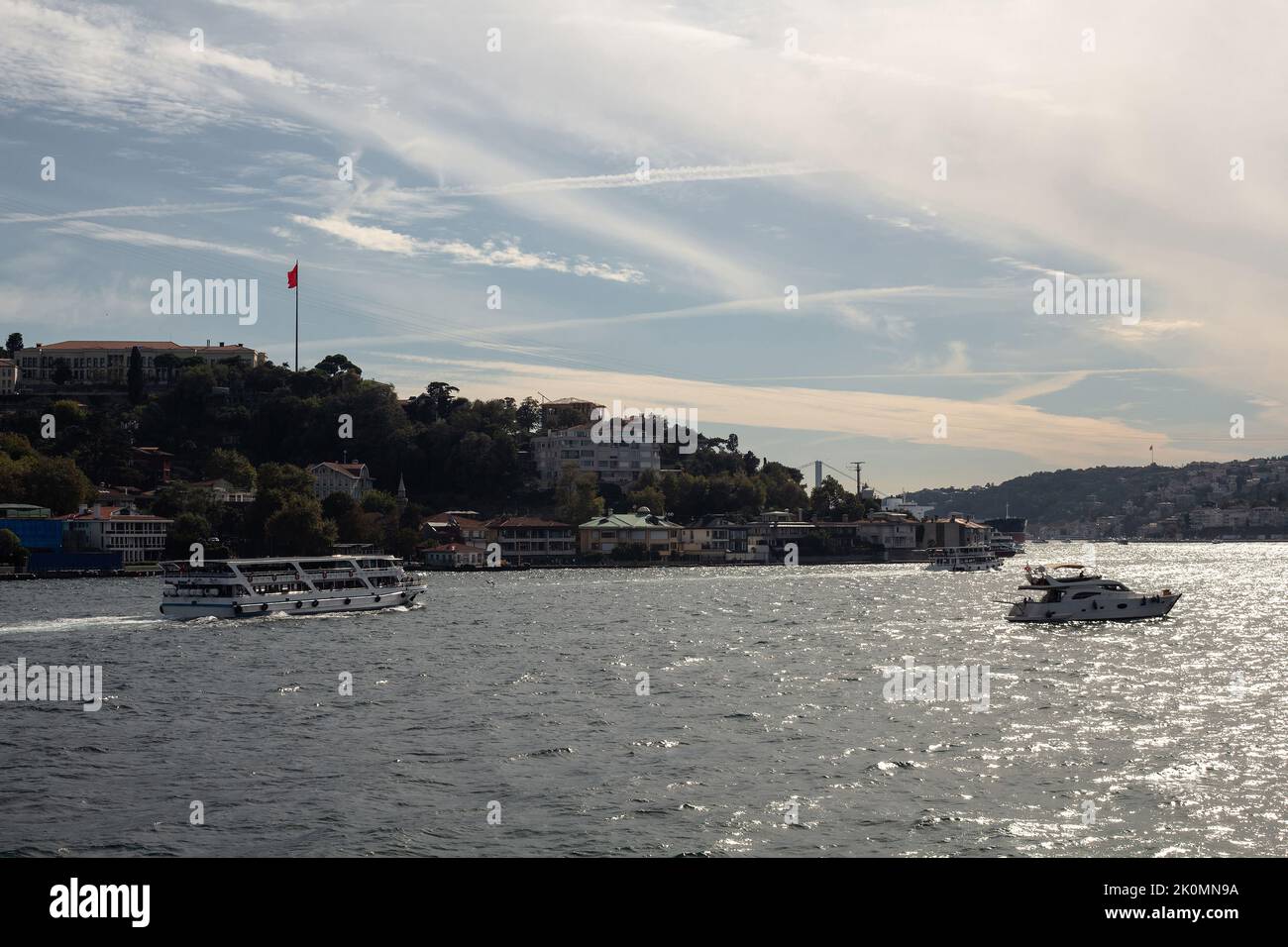 Vista di uno yacht e crociera in barca sul Bosforo nel quartiere di Kandilli sul lato Aisan di Istanbul. E' una giornata estiva di sole. Bella scena di viaggio Foto Stock