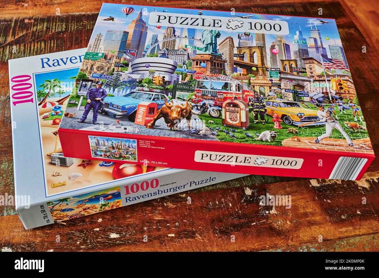Berlino, Germania - 12 settembre 2022: Due scatole chiuse di puzzle. Foto Stock