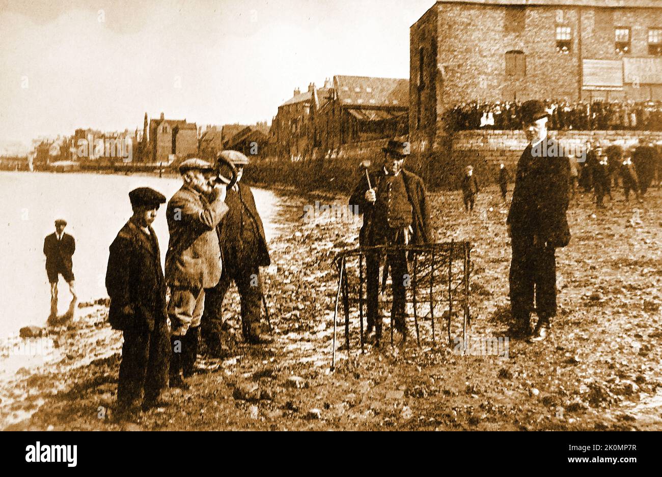 Whitby (Yorkshire UK,) Horngarth o Penny Hedge cerimonia tradizionale circa 1905. Una fotografia storica che mostra la cerimonia annuale di piantare il penny Hedge o Horngarth nel fiume Esk a Whitby, North Yorkshire, Regno Unito. Al completamento della siepe l'uomo con il corno soffia 'fuori su voi' (uscire) sfidando la marea a distruggere la siepe penny entro tre maree, in linea con una leggenda locale. L'usanza si svolge al seno di Abramo alla vigilia dell'Ascensione (40th° giorno dopo la domenica di Pasqua), nel fango sulla riva orientale del fiume Esk . Foto Stock
