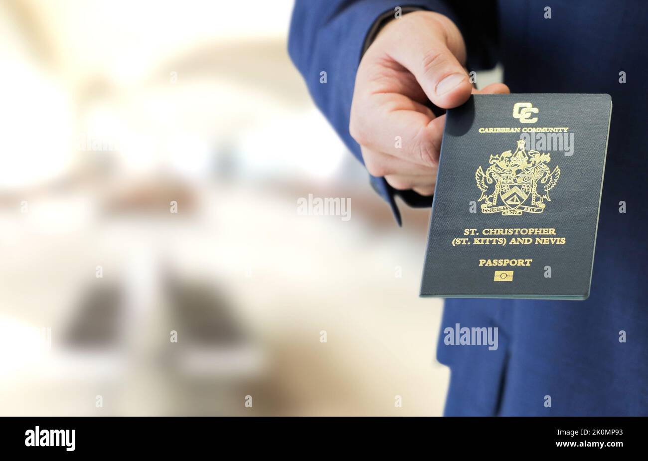 Uomo d'affari in possesso di un passaporto Saint Kitts e Nevis all'aeroporto Foto Stock