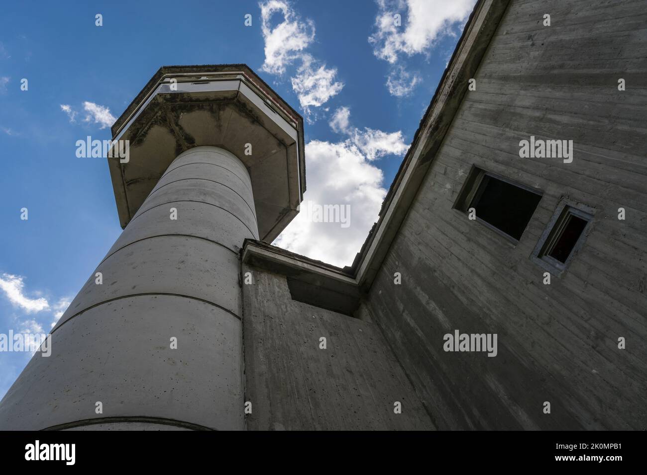 guarda la torre di un'area di stoccaggio delle armi abbandonata della guerra fredda Foto Stock