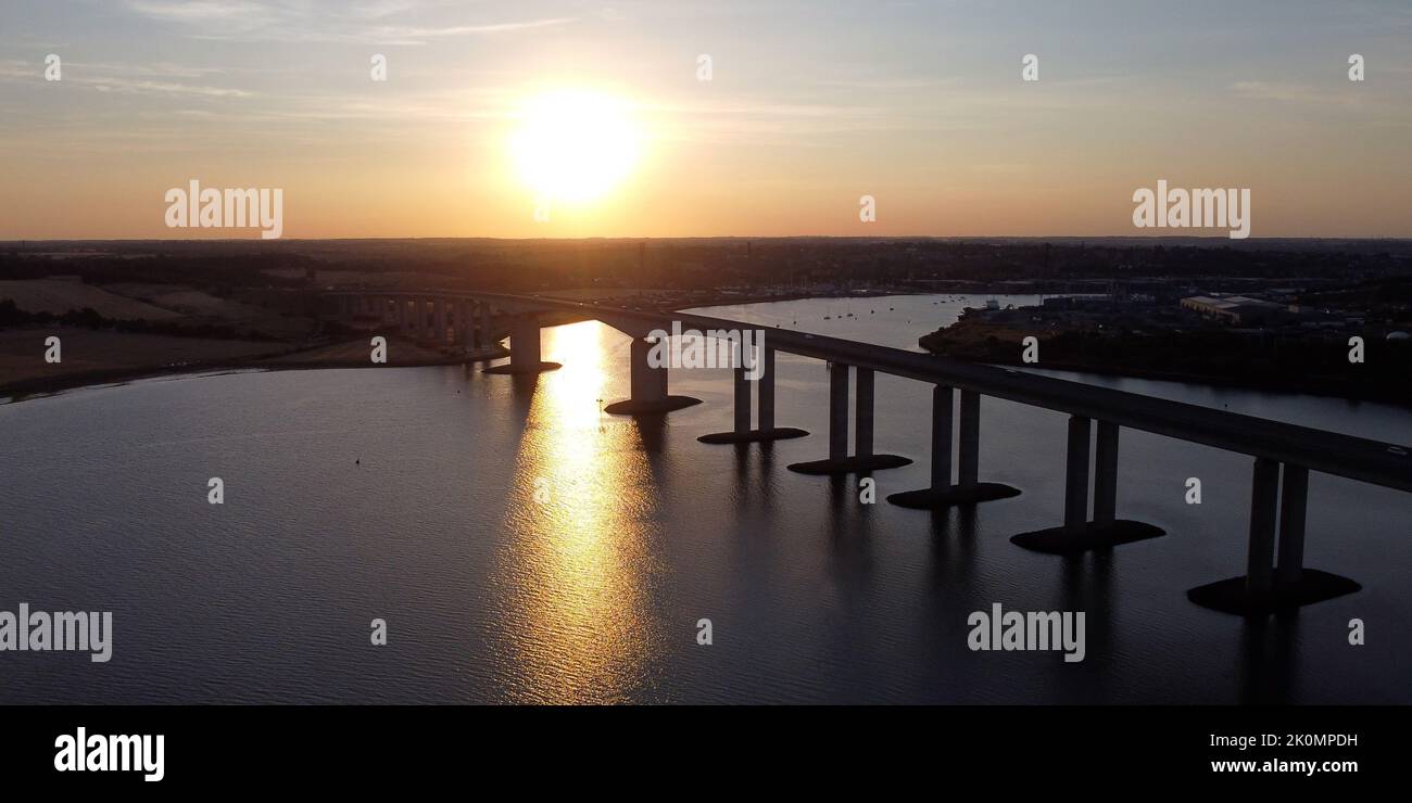 Crepuscolo al Ponte Orwell e Ipswich. Foto Stock