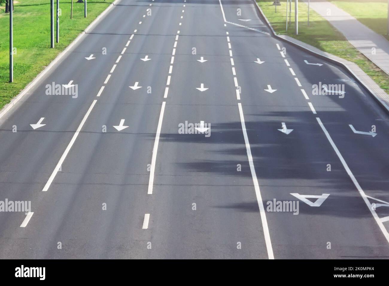 Autostrada a più corsie con una linea dedicata per gli autobus Foto Stock