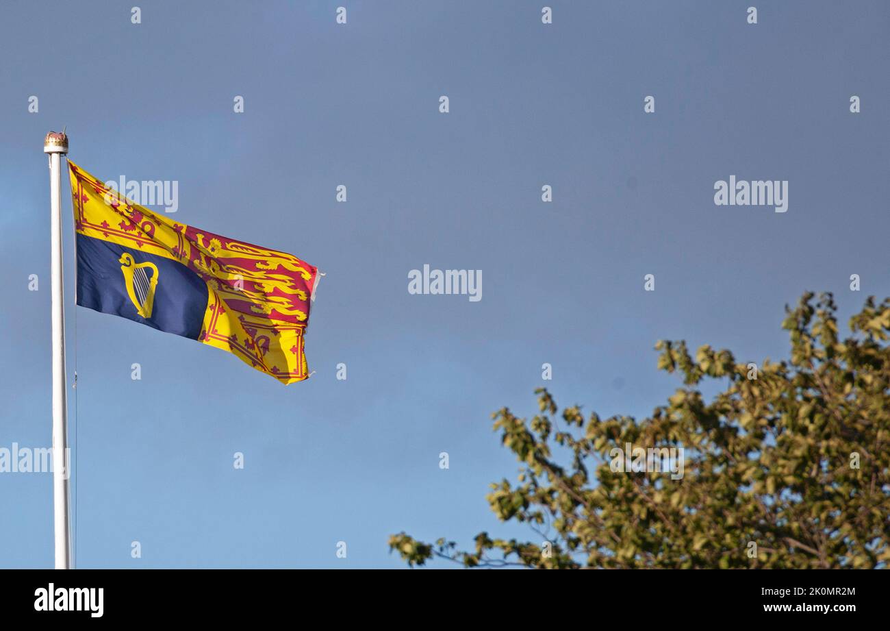 Holyrood, Edimburgo, Scozia, Regno Unito. 12th settembre 2022. Sicurezza per Re Carlo 111 al Parlamento Scozzese e al Palazzo Holyrood. Nella foto: La bandiera Royal Standard of Scotland è volata nelle residenze reali solo quando il sovrano è presente, questo sostituisce il rampante del Leone che era a metà albero questa mattina. Credit: Arch White/alamy live news. Foto Stock