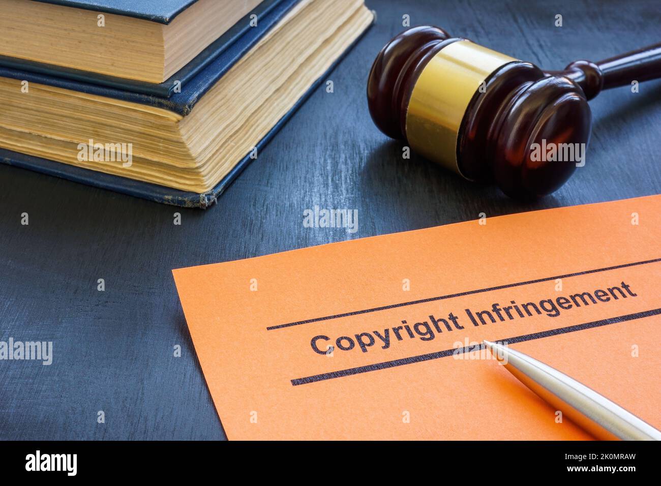 Un documento sulla violazione del copyright e sul gavel. Foto Stock