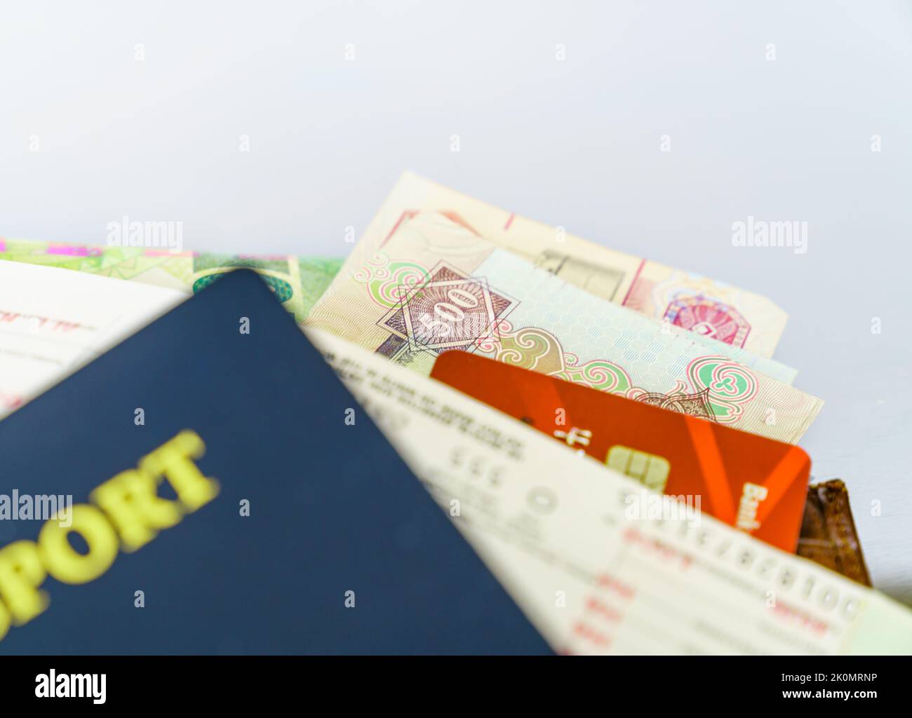 Tutto il necessario per il viaggio: Passaporto, biglietti aerei e denaro Foto Stock