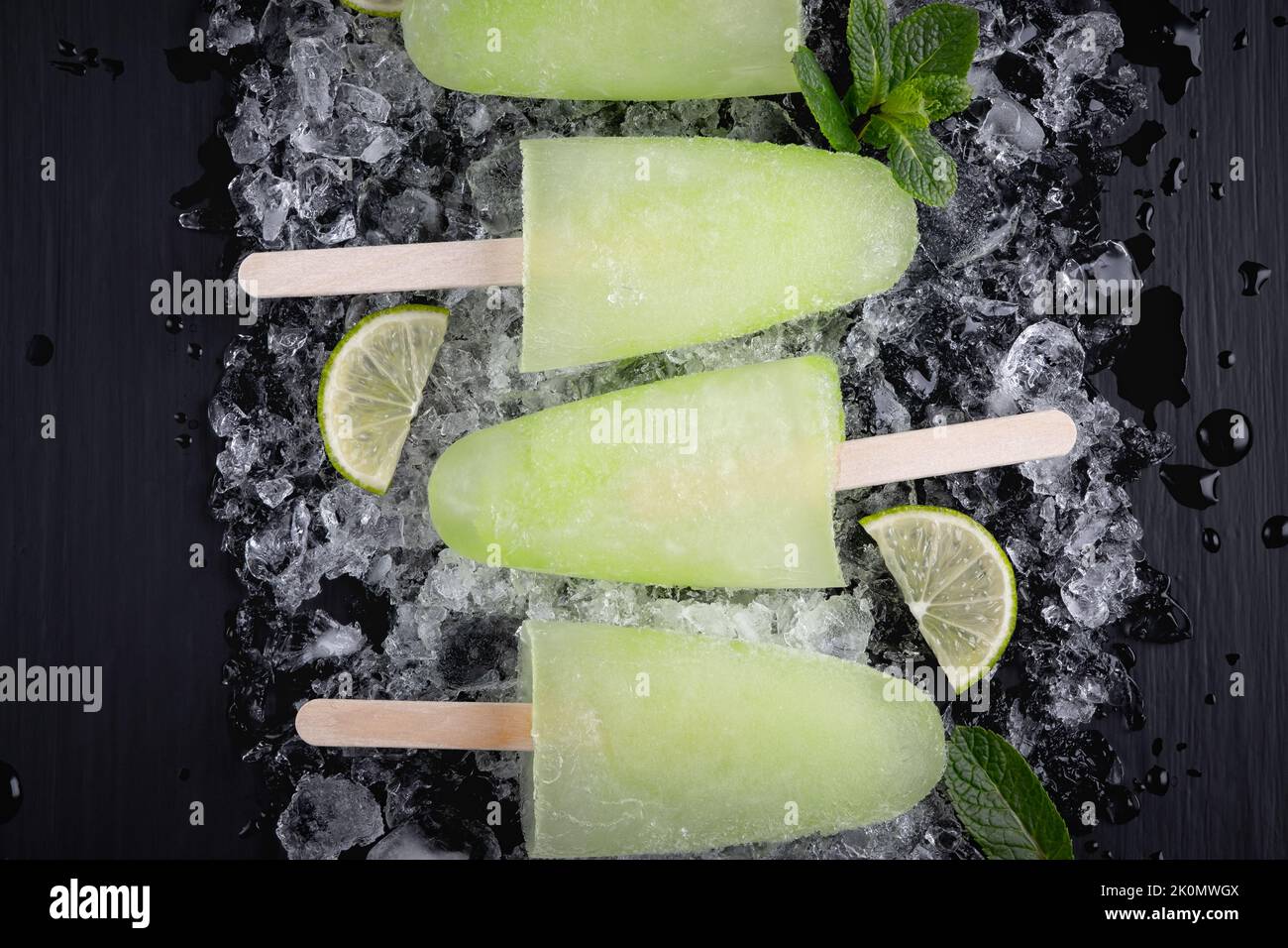 Popsicles fatti in casa con succo di lime e menta, ghiaccio di frutta mojito Foto Stock